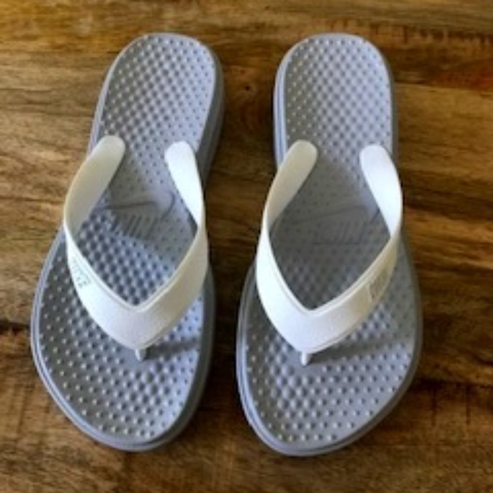 Nike Woman's Solay Thong Sport Sandal - Wolf Gray